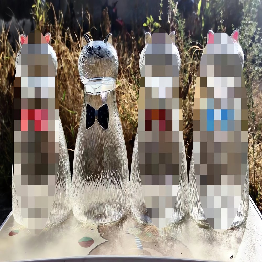 Carafe Vintage Avec Animaux Partiellement Masquée
